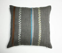Cargar imagen en el visor de la galería, Maharam Spindle Sagebrush pillow Jaspid studio
