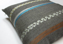 Cargar imagen en el visor de la galería, Maharam Spindle Sagebrush pillow Jaspid studio