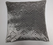 Cargar imagen en el visor de la galería, Limelight Pearl cut velvet pillow