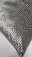 Cargar imagen en el visor de la galería, Limelight Pearl cut velvet pillow