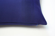 Cargar imagen en el visor de la galería, Maharam Lift Verge pillow Jaspid studio