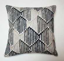 Cargar imagen en el visor de la galería, Diamond Beige Black Pillow Jaspid studio