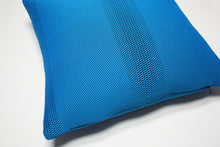 Cargar imagen en el visor de la galería, Maharam Lift Morph pillow Jaspid studio