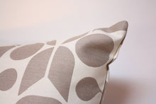 Cargar imagen en el visor de la galería, Maharam Mister Breeze Pillow Jaspid studio