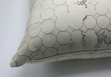 Cargar imagen en el visor de la galería, Maharam Vineyard Taro pillow Jaspid studio