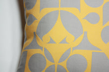 Cargar imagen en el visor de la galería, Maharam Mister Enliven Pillow