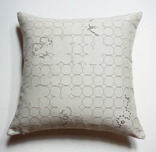 Cargar imagen en el visor de la galería, Maharam Vineyard Taro pillow Jaspid studio