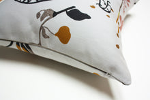 Cargar imagen en el visor de la galería, Maharam Eden Dew pillow