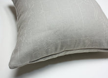 Cargar imagen en el visor de la galería, Maharam Layers Park Snow Pillow