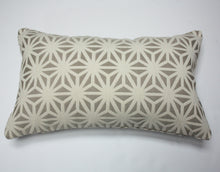 Load image into Gallery viewer, Arc com Kirigami Pillow
