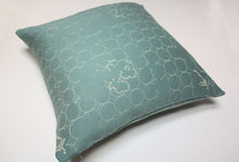 Cargar imagen en el visor de la galería, Maharam Vineyard Cay pillow Jaspid studio
