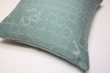 Cargar imagen en el visor de la galería, Maharam Vineyard Cay pillow Jaspid studio